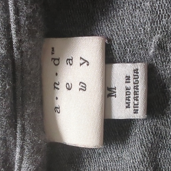 Soft gray long sleeve shirt with knotted hem - Picture 2 of 3